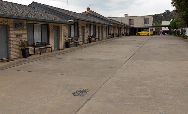 Car parking at your door - Cowra Crest Motel